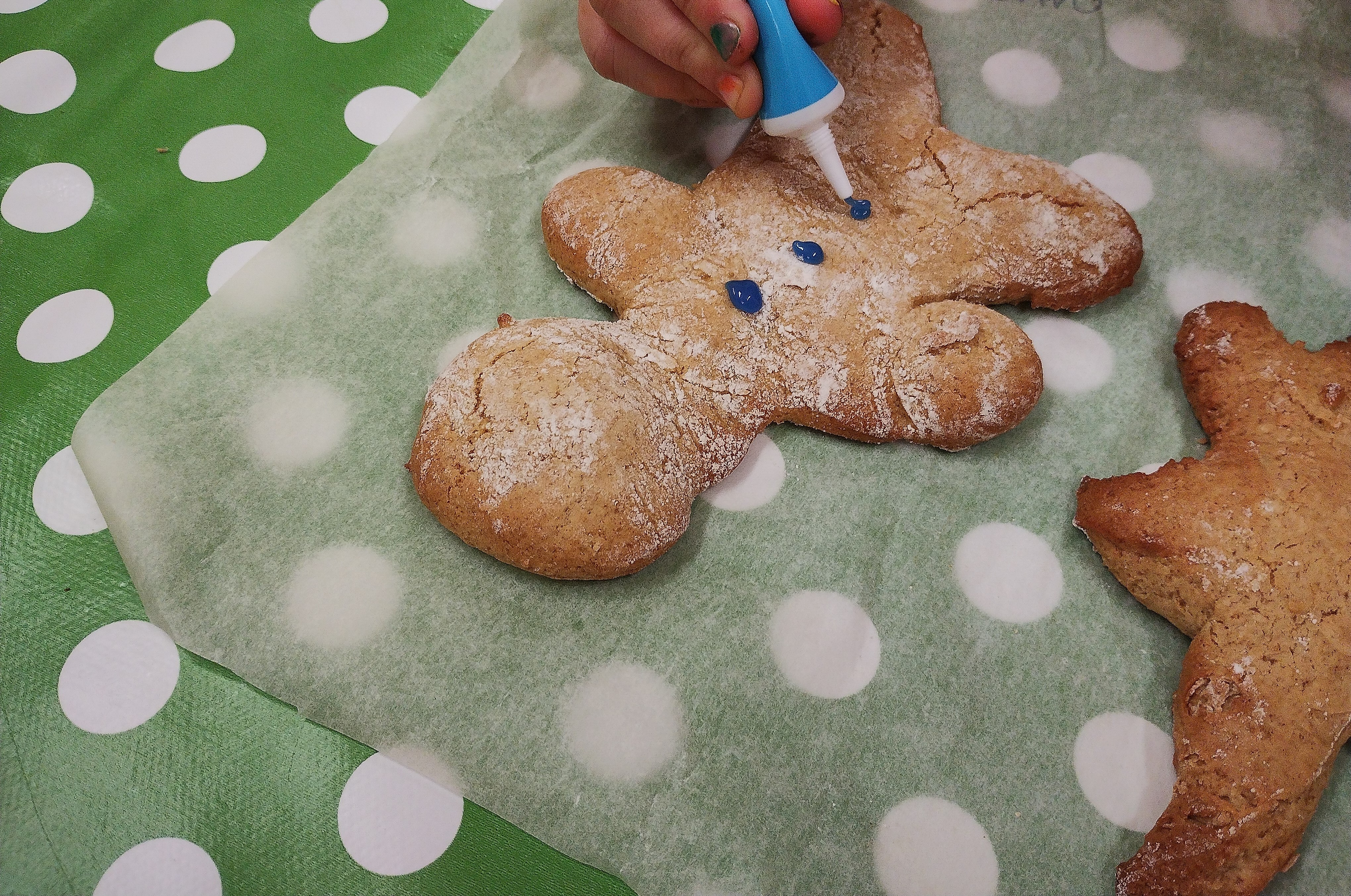 Child icing gingerbread men